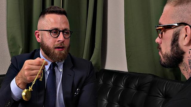 доктор трахает на сеансе мускулистого татуированного красавца