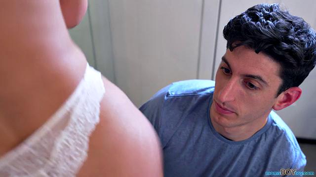 Мачеха травмировала колено, пасынок помогает ей кончить в душе