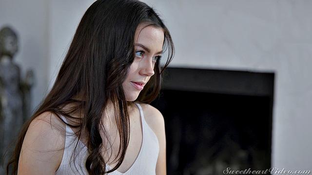 Две зрелые лесбиянки лижут друг другу писю на диване, не могут остановиться от страсти при встрече - Elizabeth Skylar и Selena Love жёстко заигрались друг с другом.