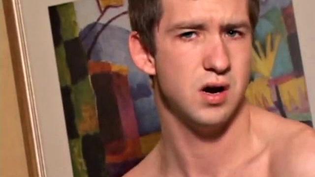 Донован Вудсайд дрочит свой твёрдый член на камеру и не может сдержаться