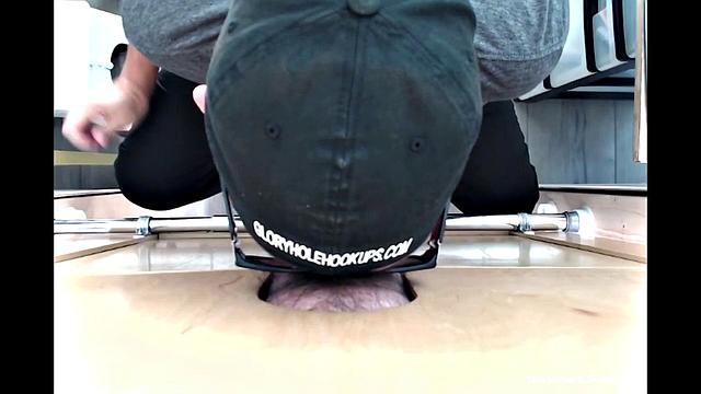 Взрослый мужчина не удержался и воспользовался дыркой для анонимного секса