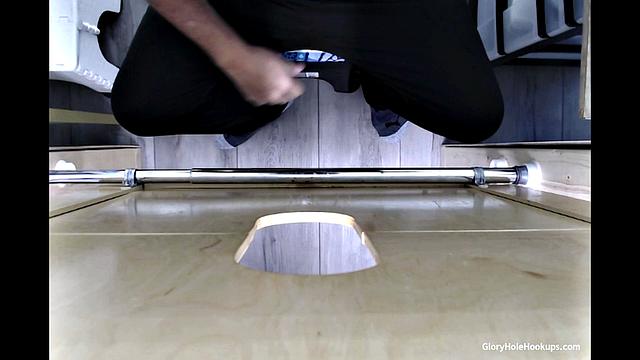 Взрослый мужчина не удержался и воспользовался дыркой для анонимного секса