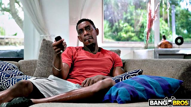 Тристан Саммерс хочет огромный член отчима и кончает на лицо после жаркой ебли в ванной комнате.