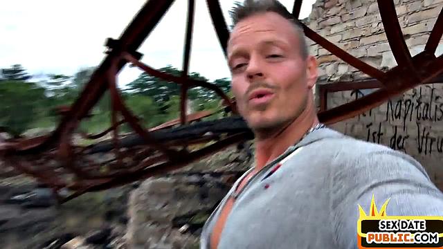 Похотливая шлюха скачет на члене после глубокого минета на природе.