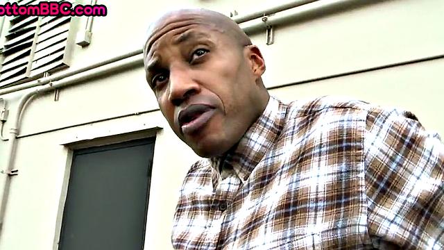 Pickup ebony guy assfucked in doggystyle outdoor for cash