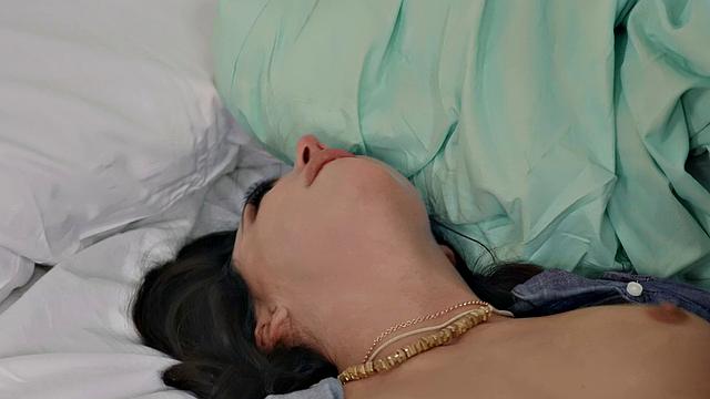 брюнетка отсасывает и получает по полной в спальне