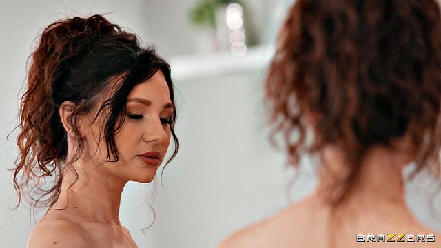 она соблазняет босса и дает ему в жопу у себя дома