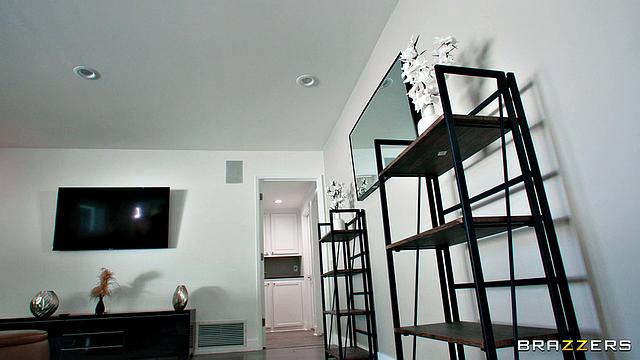 она соблазняет босса и дает ему в жопу у себя дома