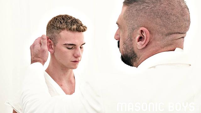волосатые мишки с мощными телами жарят и лижут жопы