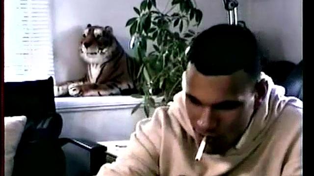 Дино дрочит и дважды кончает в своей руке