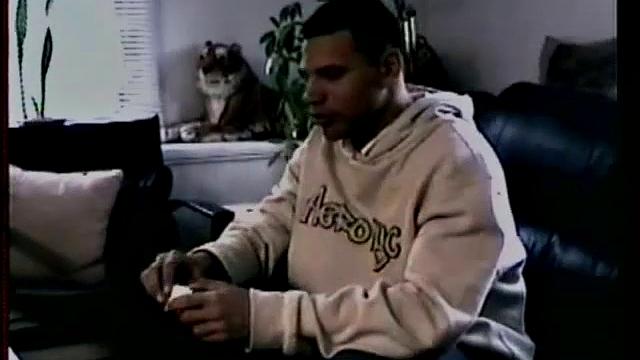 Дино дрочит и дважды кончает в своей руке