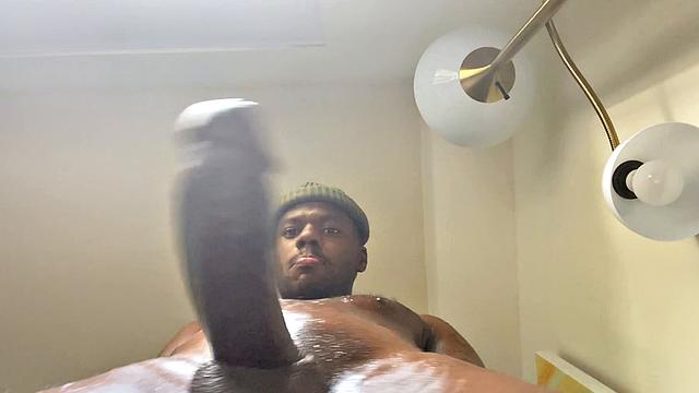 Тео Голд дрочит толстый член по всей квартире