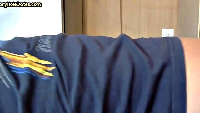 зрелый гей спокойно ловит член парня - на кухне жизнь кипит