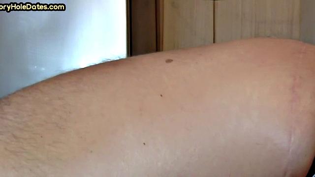 зрелый гей спокойно ловит член парня - на кухне жизнь кипит