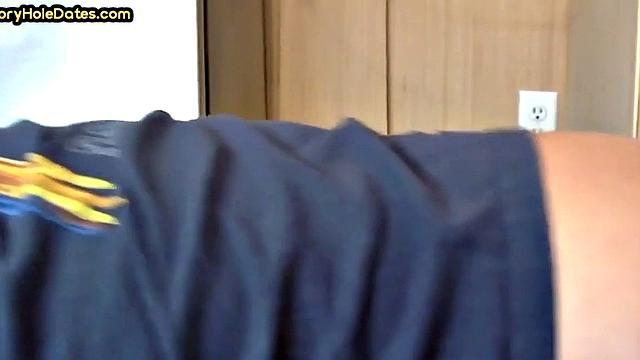 зрелый гей спокойно ловит член парня - на кухне жизнь кипит