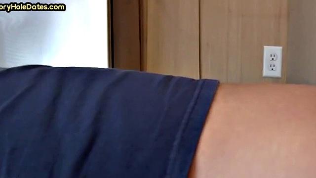 зрелый гей спокойно ловит член парня - на кухне жизнь кипит