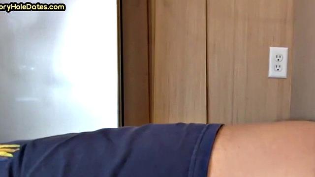 зрелый гей спокойно ловит член парня - на кухне жизнь кипит