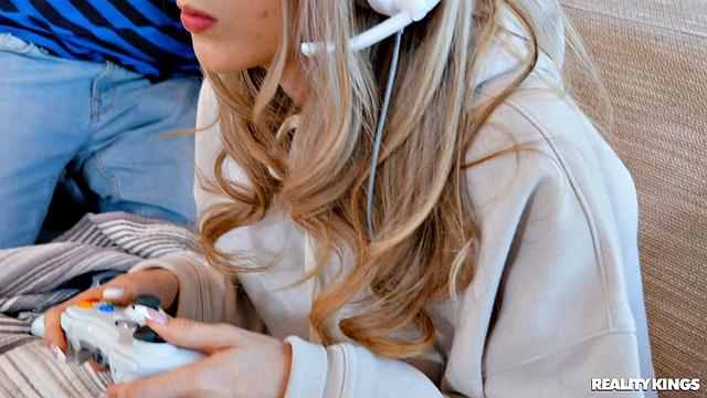 Блондинка геймерша увлеклась игрой, а её парень трахает соседку-ботанку прямо за её спиной, пока та в наушниках. Настоящий кекс с ревнивой подругой и жадной до члена соседкой!