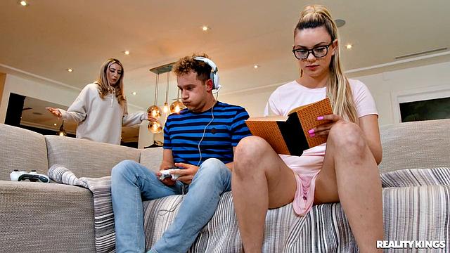 Hot Nerd Watches Gamer Girlfriend