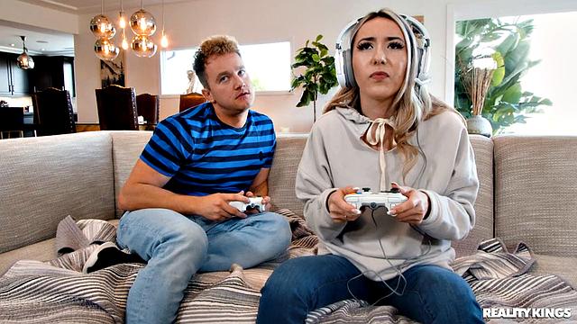 Hot Nerd Watches Gamer Girlfriend