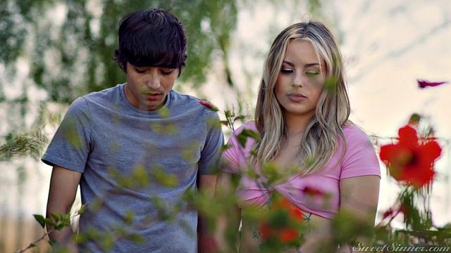 Анна Клэр Клаудс соблазняет любовника на свежем воздухе и дома, жёстко трахается с Рики Спэнишем в разных позах.