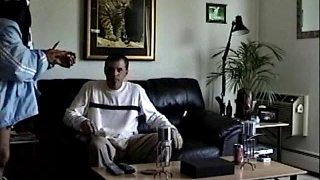 жесткий гей на районе заглатывает по полной