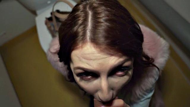 публичная шлюха жёстко скачет на огромном белом члене в pov