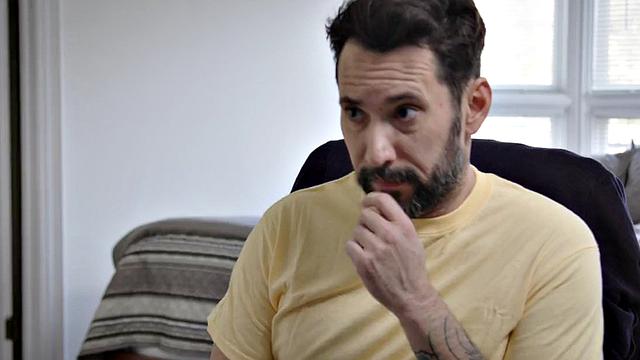 отчим застает голую киску - дверь-то не заперта