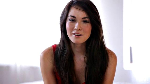 Брюнетка Эмили Грей раскрывает свои тайные желания на кастинге