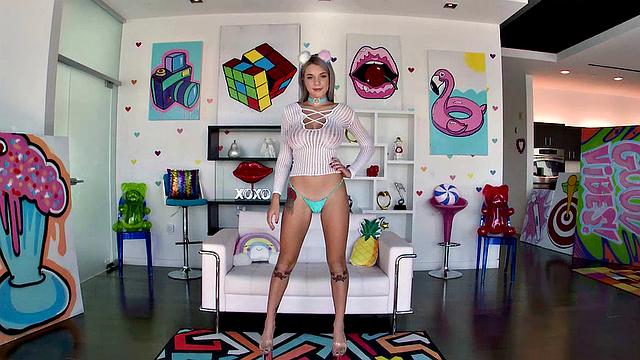 гэбби показывает натуральные прелести и шутит по ходу