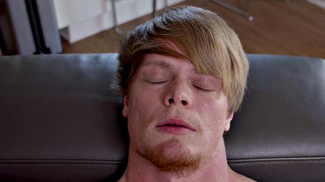 Hunky amateur tugging his shaft in solo action