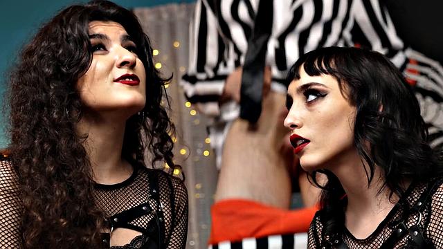 сводный брат трахает сестру и её подругу втроём