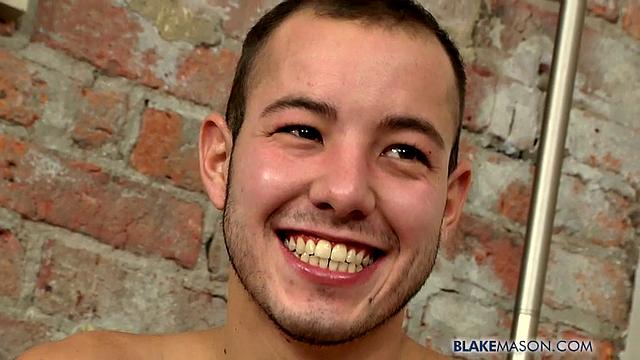 Дэмиан приходит дрочить и кончает - Дэмиан Гомес