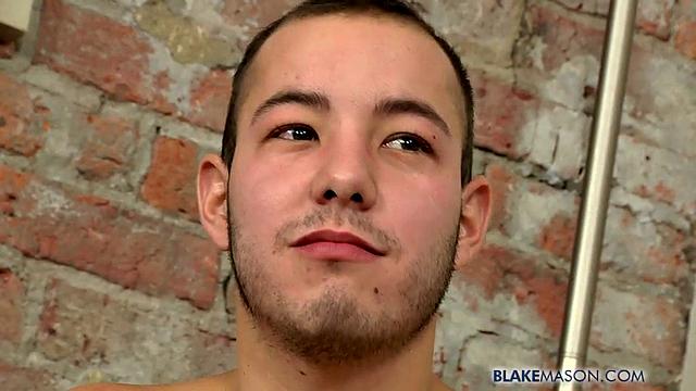 Дэмиан приходит дрочить и кончает - Дэмиан Гомес