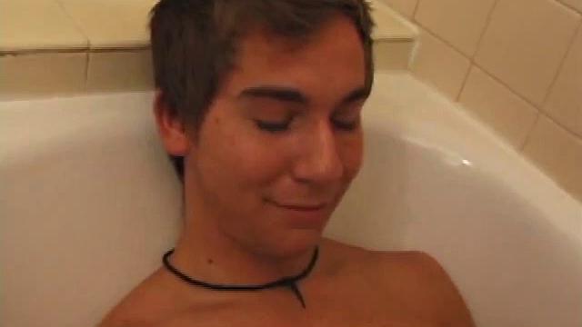 Брок отчаянно дрочит и выплескивает всё до конца