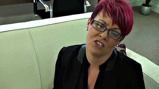 рыжая секретарша Bree Branning получает жёсткий трах на работе