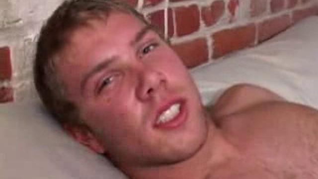 Caleb Lewis дрочит и ласкает зрелую киску до оргазма