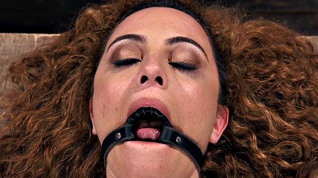 19-летняя покорная девушка связана и жестко выпорота