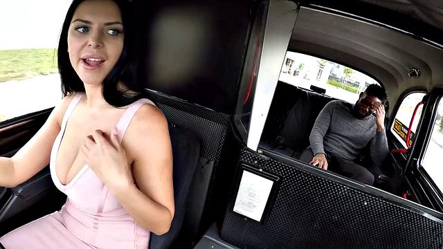 крупногрудая таксистка отдается черному жеребцу на ходу