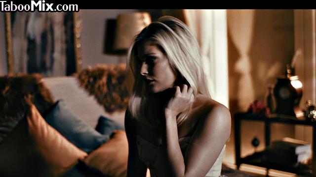 Две похотливые блондинки устраивают жаркую лесби-волну