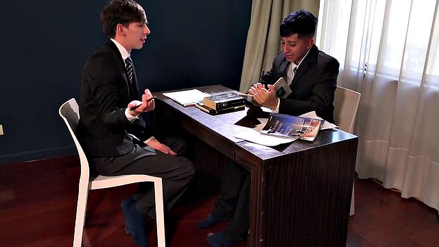 мило получает по полной от большого члена нико