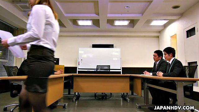 Нагиса Саяма балуется игрушками в офисе и получает сперму внутрь