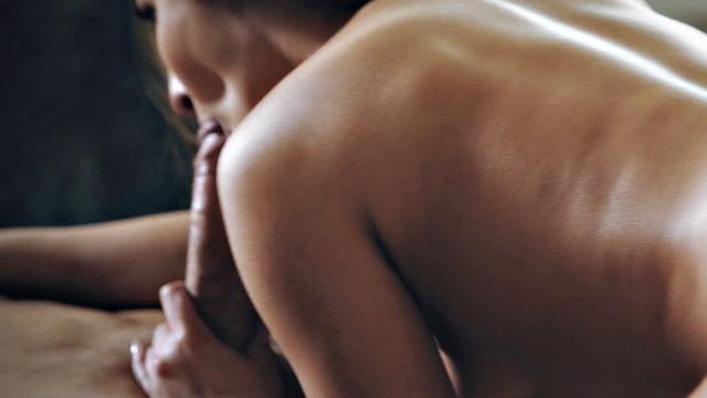 Она берет всё в свои руки и не отпускает ни на секунду