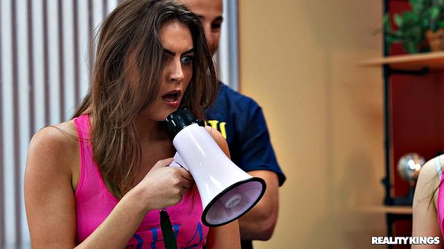 Проверка на член в женском клубе: кто лучше сосёт - та и лидер