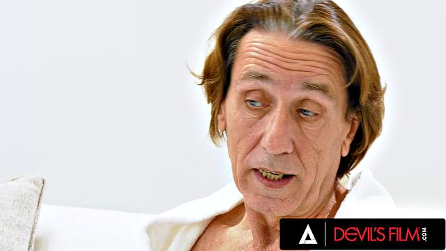 DEVILS FILM - нимфоманка Вайна Скай умеет скакать на члене как наездница