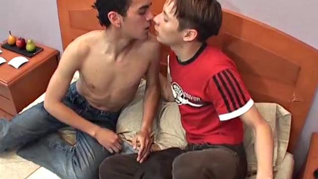 Два латиноса трахаются без резинки и сосут член друг другу
