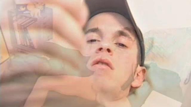 sean storm дрочит свой член и кончает на камеру