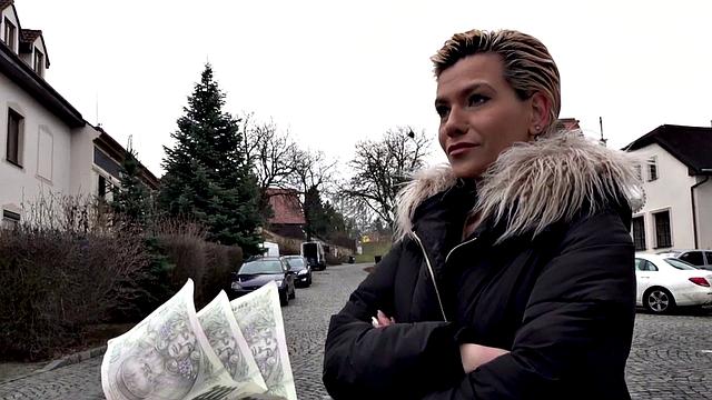 европейка сосёт за деньги и получает в догги