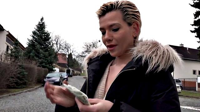 европейка сосёт за деньги и получает в догги