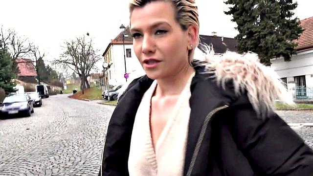 европейка сосёт за деньги и получает в догги